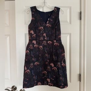 Ann Taylor Navy Floral Brocade V-neck Dress
Size 6, fully lined, NWT